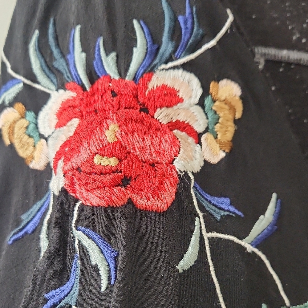 Free People Hi-Lo T-Shirt with Embroidered Flowers on Sleeves -Black Medium - Picture 6 of 7